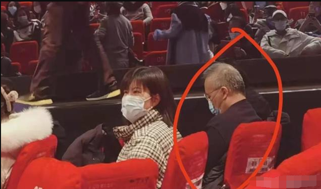 肖战|肖战《如梦之梦》北京首演，品牌商联合送花墙，业内人士现场观演