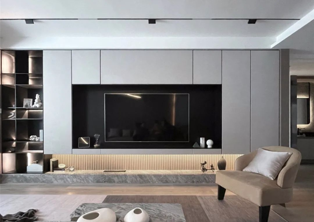 |158平现代风格装修，木格栅沙发墙、黑白灰卫生间，无主灯客厅