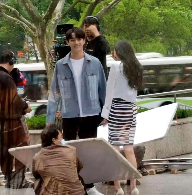 杨幂|杨幂演吻戏遭围观，害羞趴许凯肩上笑场，男方拍完即用纸巾擦嘴