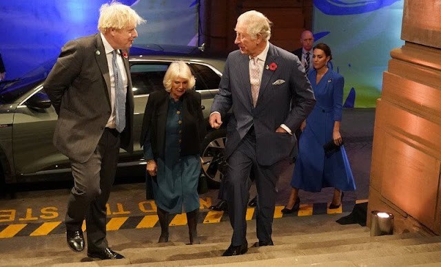 全球时尚风行 英国王室F4出席峰会！凯特穿蓝裙表情贼凶，74岁卡米拉裹黑色丝袜