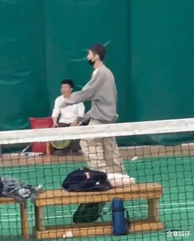 林志玲|鹿晗生图照被曝光，与超模刘雯同框看秀，短发配黑皮衣尽显硬汉范