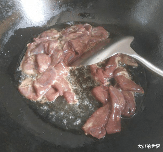 清洗猪肝，用水冲等于吃毒素，饭店厨师教你1招，洗得干净还省事