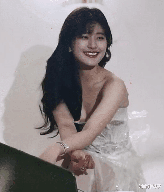 赵露思|赵露思照镜子时被偷拍，却忘记给她P镜中脸，原来这才是真实长相