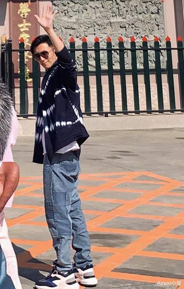 穿衣搭配|谢霆锋真是中年型男，印花毛衣配“乞丐裤”，看脸真不显老