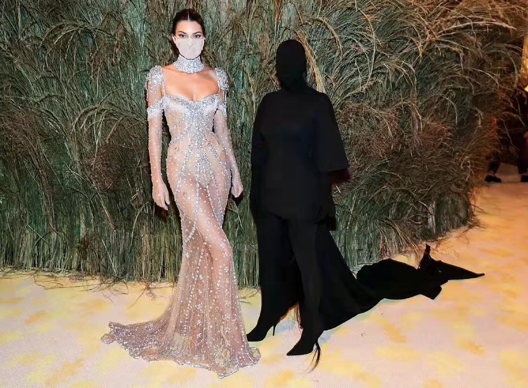 时尚风行派|卡戴珊姐妹合影成名场面！肯豆穿水钻裙美成仙女，看见姐姐不敢认
