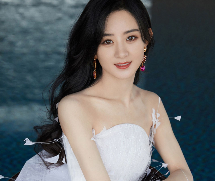 希林娜依·高|赵丽颖离婚后首现身！罕见做美甲暴露好心情，拎4万元豪包气场足