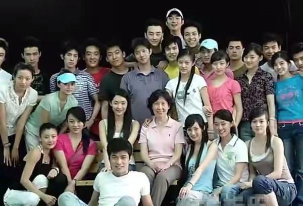 杨幂|杨幂大学旧照曝光，青涩纯真嫩出水大眼睛，与张小斐同框太抢镜