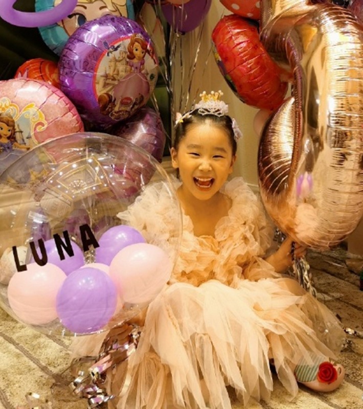 女孩|赵文卓小女儿5岁生日，满墙气球布置精致，“小公主”穿纱裙真美