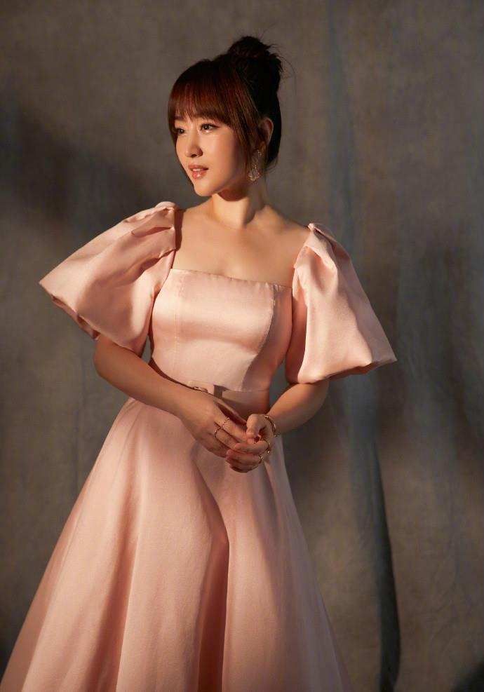 闲鱼有话说 50岁杨钰莹有扮嫩本钱,穿镂空长裙配丸子头,分明是25岁少女模样