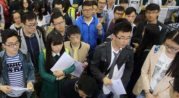 考试|大学女教师下课忘关投影仪，学生看到老师搜索内容，羞愧的低下头
