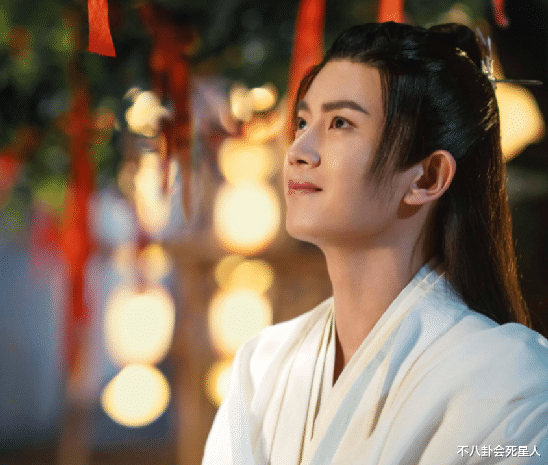 任嘉伦|又一当红男星演戏疑用假腹肌，与真实身材差距明显，实在离谱！