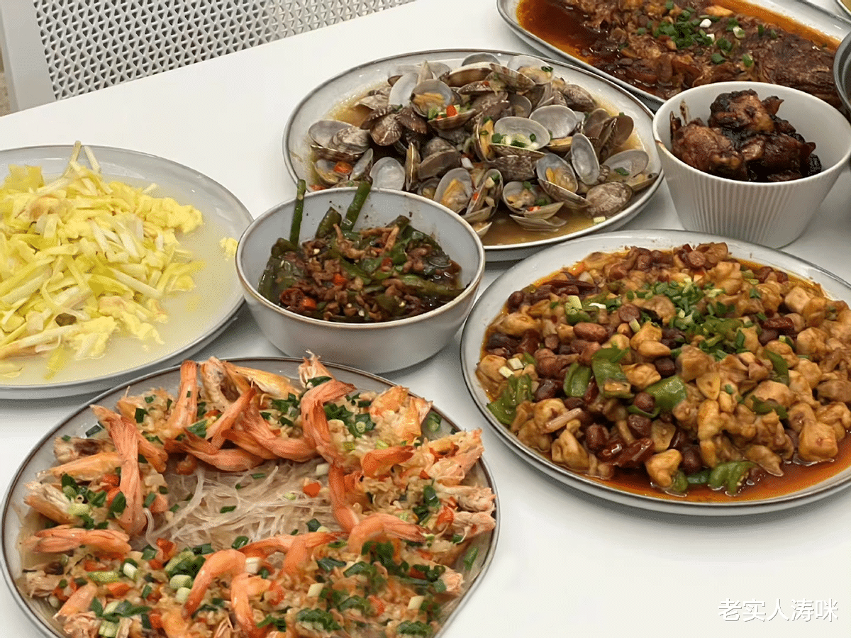 Uzi|“UZI来全吃了”!BLG伙食曝光,1顿15个菜,比EDG庆功宴还丰盛