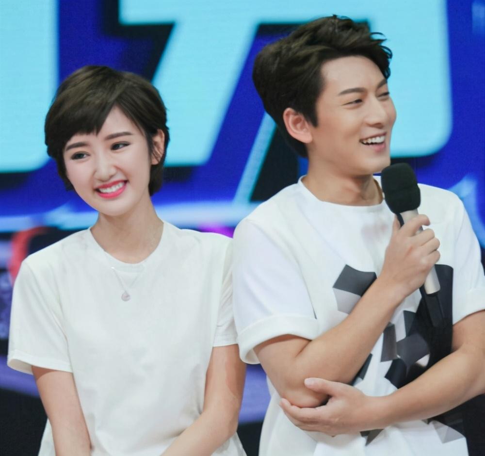 陈翔|陈翔与俩美女深夜在酒吧嗨玩，身材发福挺肚腩，吞云吐雾沉浸其中