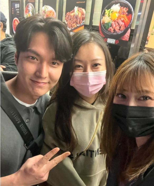 李敏镐|网友洛杉矶偶遇李敏镐？与粉丝比耶合照，身材消瘦颜值回春