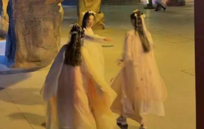 |田家三姐妹晒汉服照，田静吐槽弟弟田新豪，调侃对方比姚威矮太多