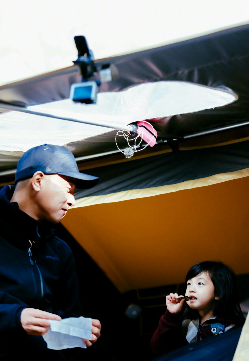 小泡芙|刘畊宏晒爸爸5聚会照，春哥一手抱Jasper一手抱小泡芙，笑容满足