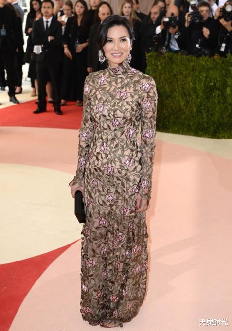 天果时代 52岁的邓文迪气质优雅，穿刺绣裙低调典雅，仪态中尽显“阔太”风
