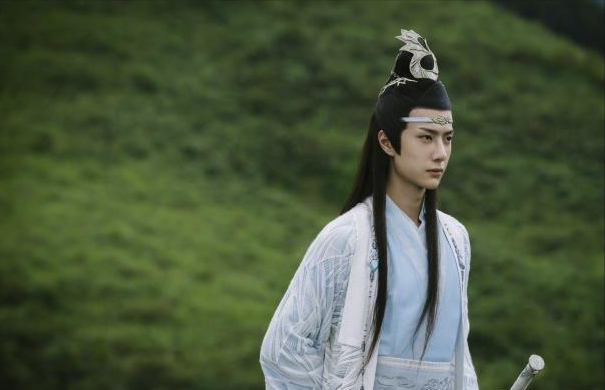 王一博|曾被粉丝骂哭的王一博，如今怎么站起来了