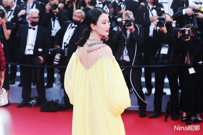 赵露思|中国首位90后女星李梦美到戛纳！穿黄纱裙脱颖而出，真给国人长脸