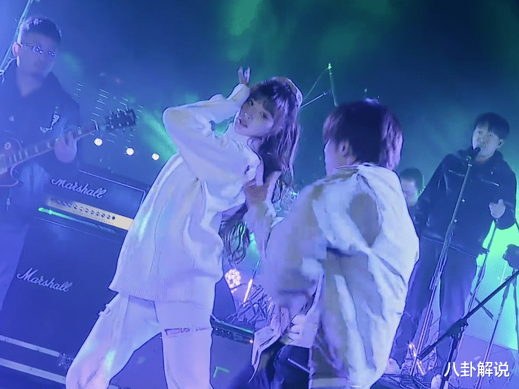 孔雪儿|孔雪儿与王晨艺在台上跳舞，看鹿晗的反应，快把表情控制一下吧！