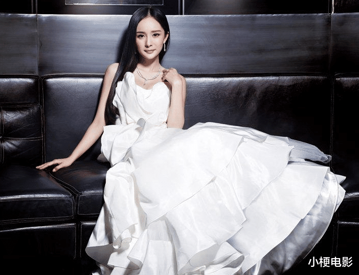 杨幂|杨幂挑战“漫画腰”，却遭众人“喷”！内衣广告才是“精华”？