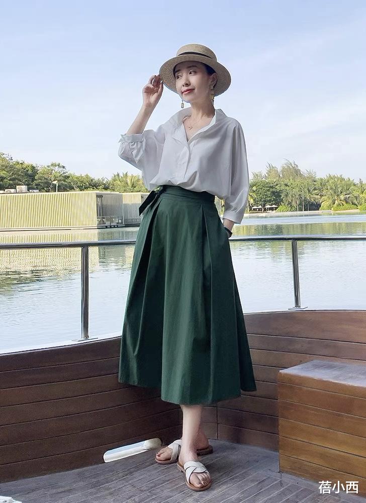 蓓小西 40岁女人多穿“纯色上衣”，记住这3个搭配思路，气质远胜同龄人