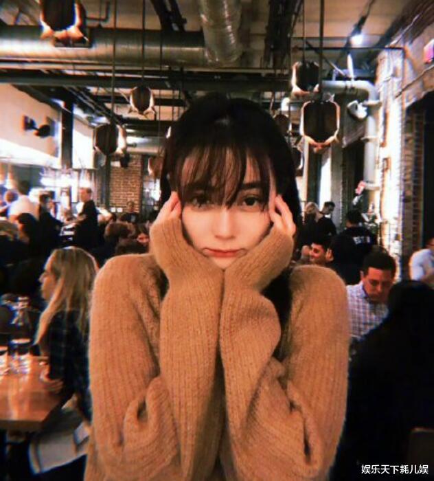 迪丽热巴|迪丽热巴外出吃饭被拍，开豆奶被吓到，自拍表情多，当街梳头太飒了