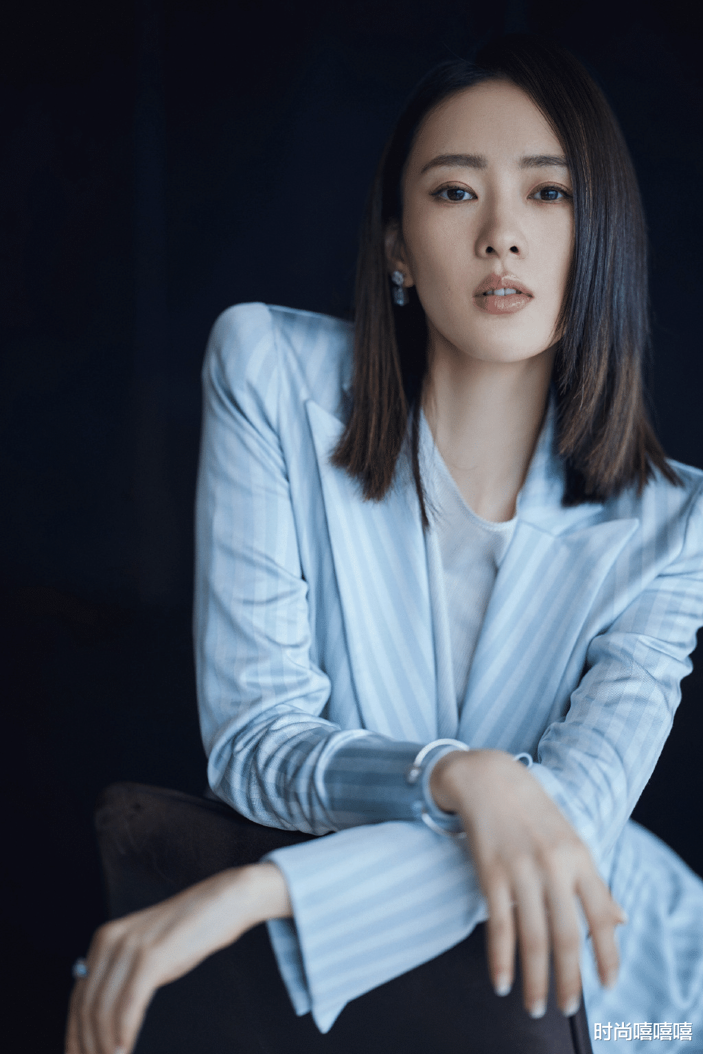 童瑶|童瑶的气质感，穿得够简单才能打造，这份优雅高级职场日常都适合