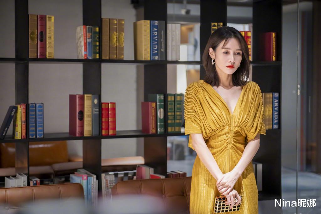 Nina昵娜|于明加喝酒“上瘾”，穿背心深夜买醉喝满脸通红，手上名贵表抢镜