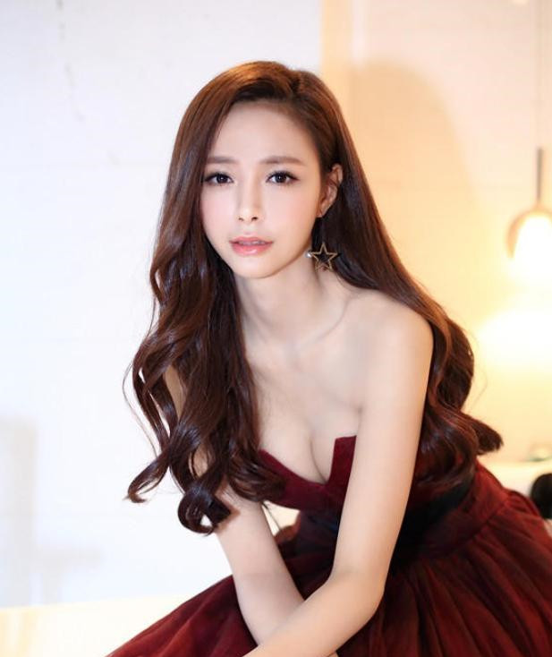 |沈梦辰真是“腿精”本人！穿灰色吊带裙录节目，腰以下全是腿