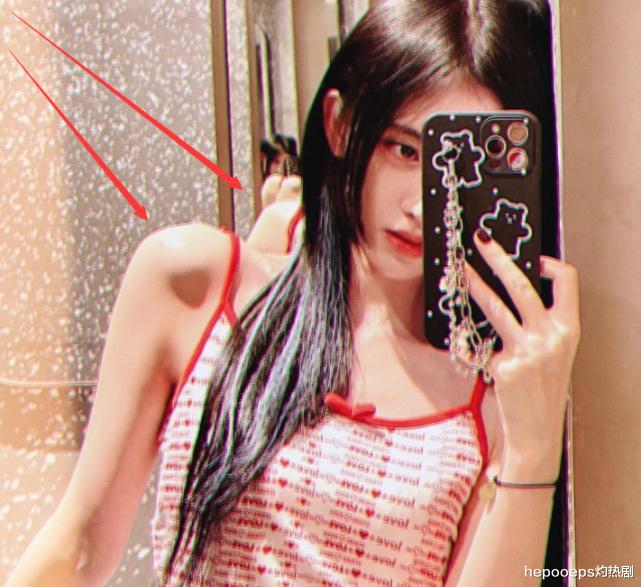 鞠婧祎|鞠婧祎为凹“直角肩”用力过猛，肩膀骨头突出明显，四千年美女秒变金刚芭比？