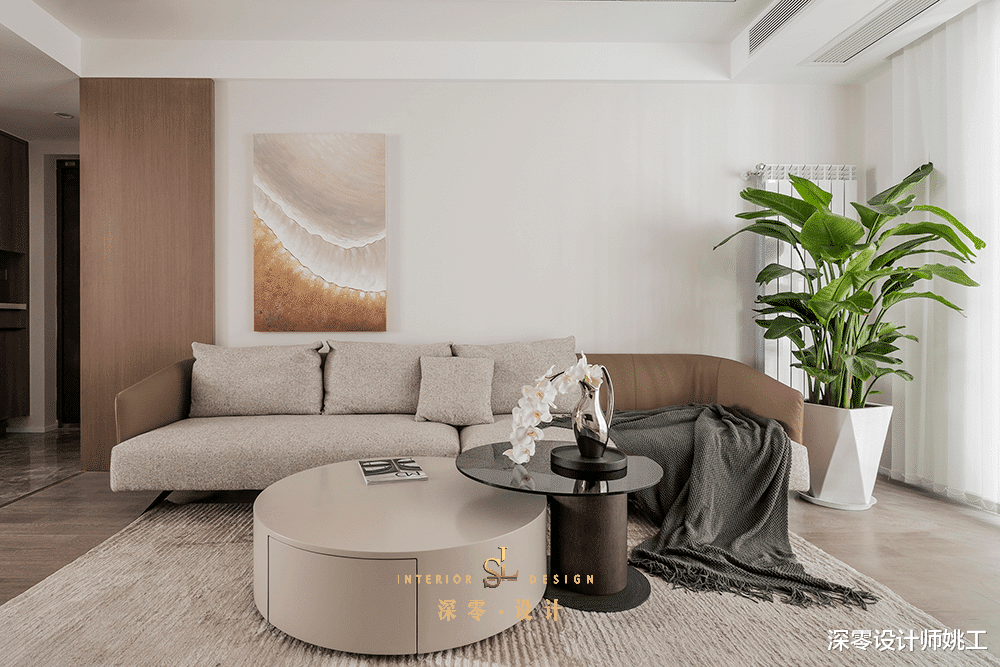 电视背景墙看着太单调了,加入灯带,装饰画等元素,漂亮又上档次