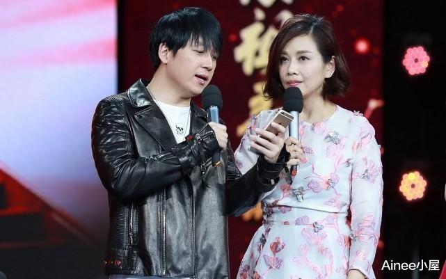 Ainee小屋 陈松伶和小8岁老公同框，穿粉色V领裙显不出年龄，风韵仍然迷人