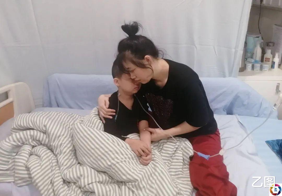 乙图 11岁男童放学后离家出走，被姑姑拦路截回，爸爸听说后眼睛湿润