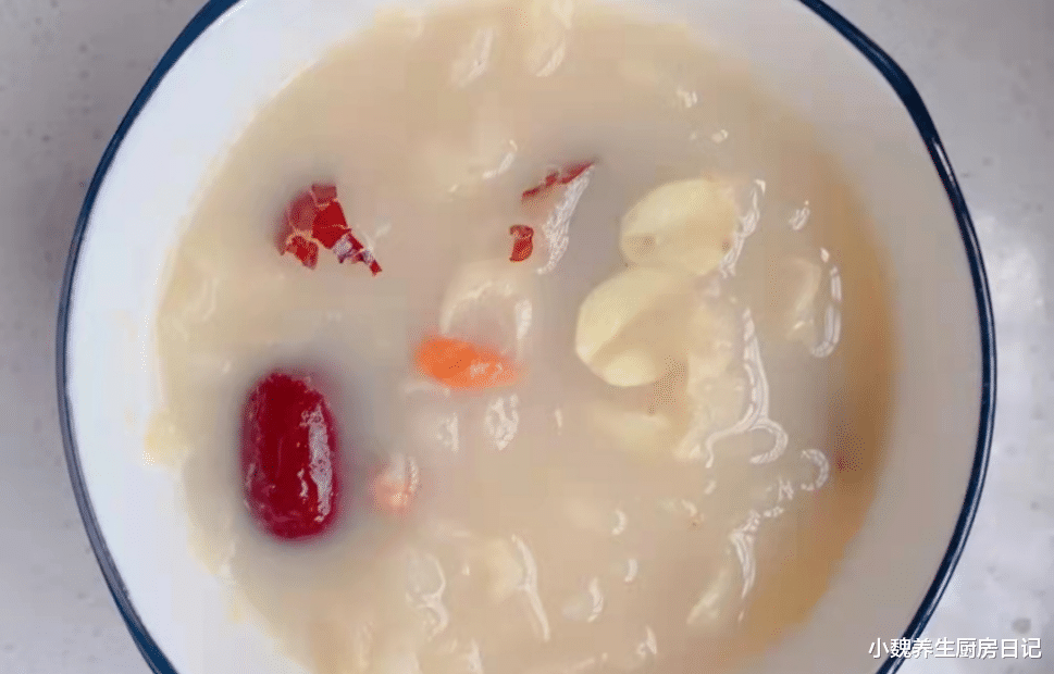 银耳|它是穷人的“燕窝”，每天煮一锅，热乎乎端上桌，补血养血，补气又暖胃！