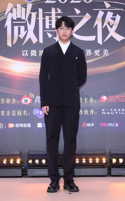 滤镜|微博之夜男星全身生图，脱离了十级滤镜，这才是艺人们的真实颜值