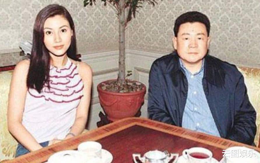 李嘉欣|李嘉欣出席富豪派对，与刘銮雄妻子甘比同场比美，珠光宝气显奢华