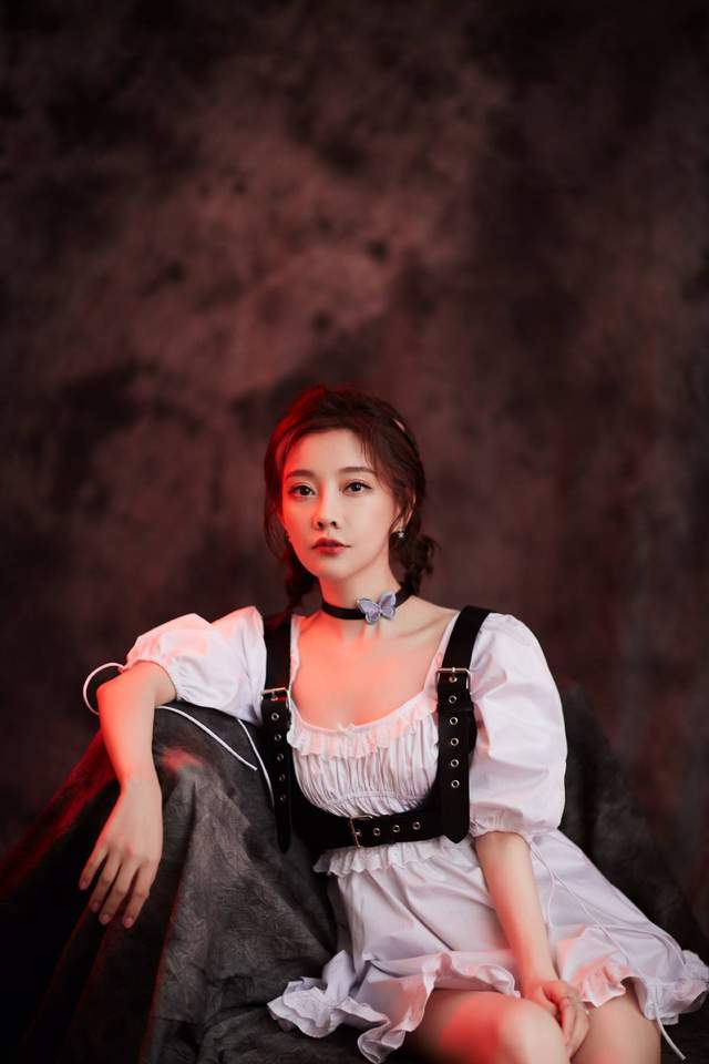 冯提莫|冯提莫假期花絮来袭，更新绝美自拍，与大海适配度满分