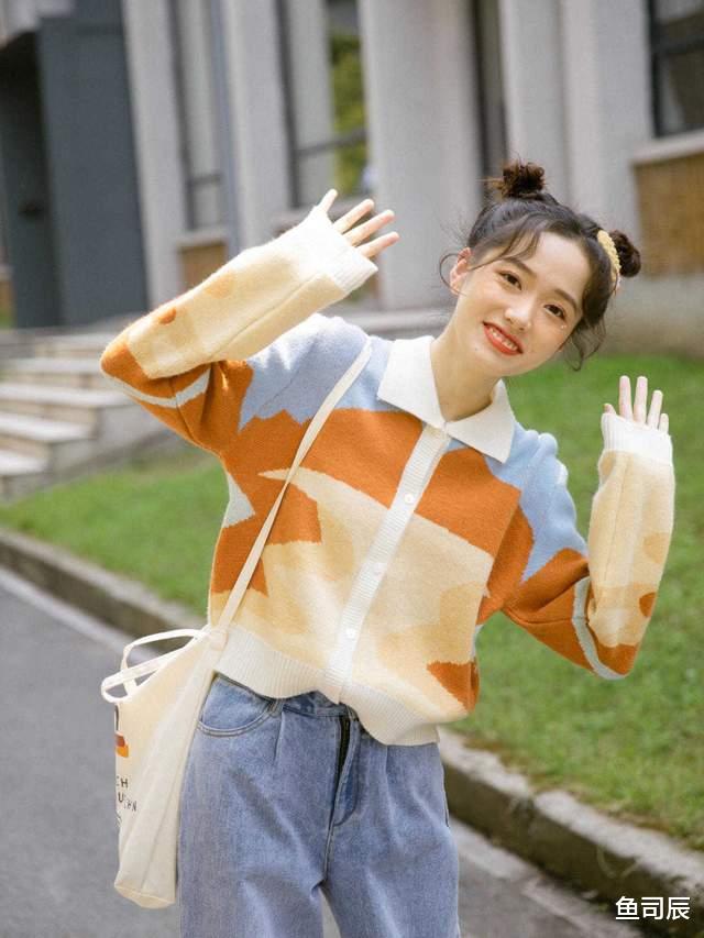 鱼司辰 把针织外套穿“火”了!原来和牛仔裤搭配能这么温柔,可咸可甜