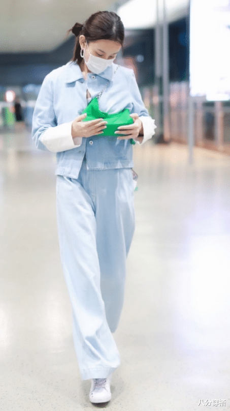八分穿搭|刘芸真给郑钧长脸，牛仔外套配黑色吊带裙简约随性，洋气舒适