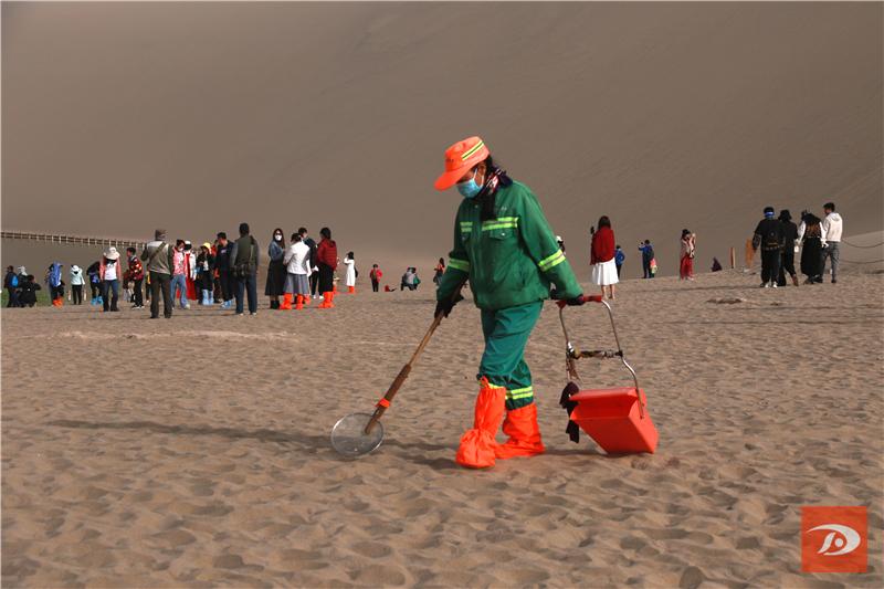 掌上敦煌 甘肃敦煌:坚守岗位过“五一”