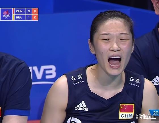 女排|要爆冷？中国女排连赢两局反超巴西队！刘晓彤险些葬送好局！
