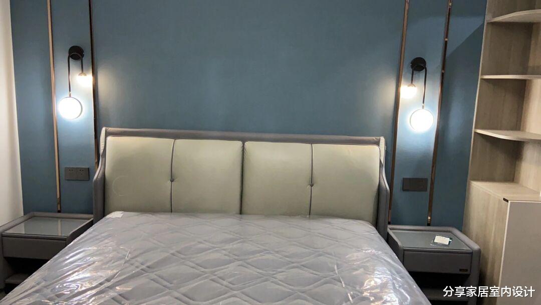 她家历时六个月装修完工,墙面贴砖很耐脏,悬空电视墙太时尚啦!