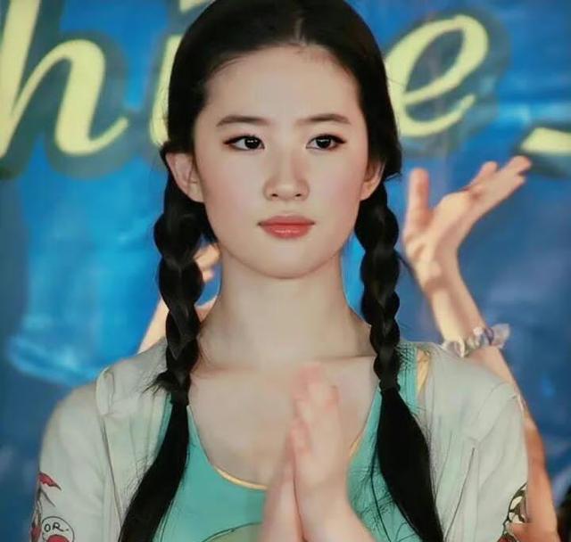 刘亦菲|刘亦菲早期照片真的好水灵！网友直言：她就没有丑的时候好吗！