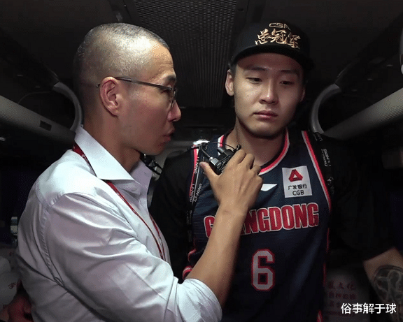 趙睿|淚目！杜鋒安慰痛哭的郭艾倫，趙睿穿馬尚球衣領(lǐng)獎(jiǎng)，楊鳴鼓掌祝賀