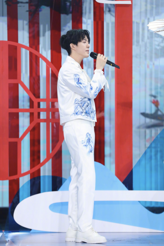 李云迪|一代钢琴家自甘堕落?央评李云迪3个字,网友:字字诛心