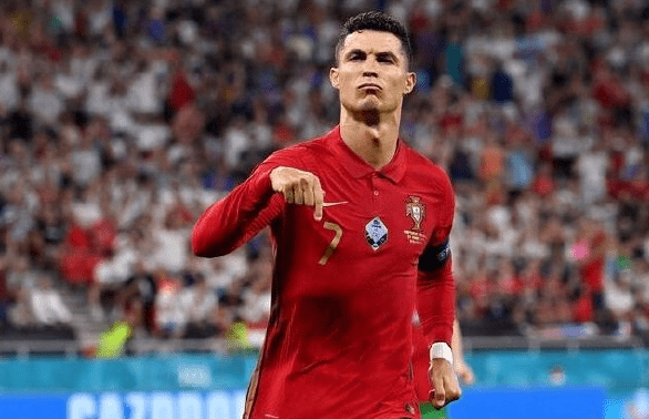 C罗|又见偶像！姆巴佩赛后追着C罗换球衣，露出膜拜眼神，满屏肌肉