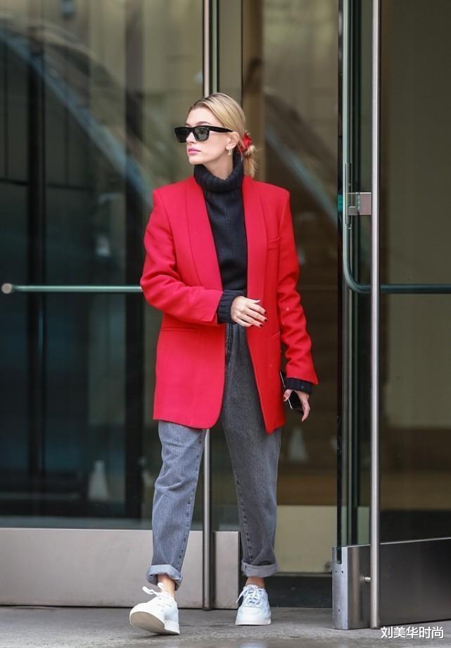 刘美华时尚|贾斯汀和海莉也太般配了,一黑一灰有cp感,看着真恩爱