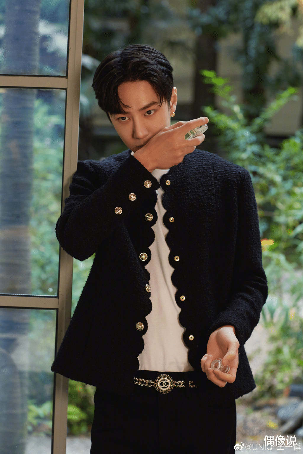 王一博|王一博晒新买的戒指！看到戒指反光出的女孩身影，粉丝直言不对劲