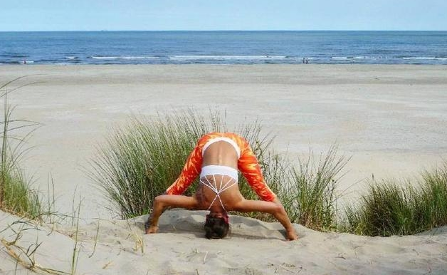 运动|年龄不是拒绝运动的理由，不妨试试瑜伽，强身健体，舒缓肌肉